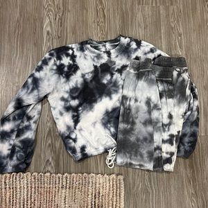 Cute, comfy, flattering grey and white tie dye sweatsuit
